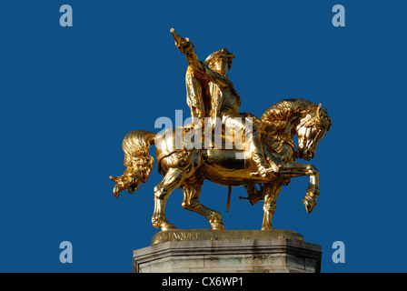 Bruxelles, Belgique. Grand-place. Statue dorée de Charles de Lorraine, (1712-1780, duc de Chevreuse, cardinal français) sur la maison L'arbre D'Or Banque D'Images