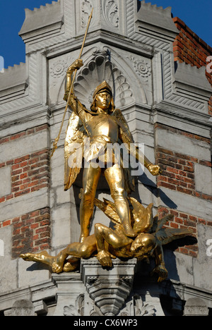 Bruxelles, Belgique. Golden statue de St Michel terrassant Satan dans Grand Place Banque D'Images