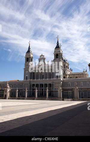 L'extérieur de la cathédrale de Catedral de Nuestra Señora de la Almudena qui se dresse en face du Palais Royal. Banque D'Images