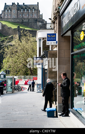 Edimbourg est la 2ème ville la plus visitée du Royaume-Uni après Londres. Célèbre pour son Festival et le vieux centre avec le château. Banque D'Images