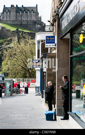 Edimbourg est la 2ème ville la plus visitée du Royaume-Uni après Londres. Célèbre pour son Festival et le vieux centre avec le château. Banque D'Images