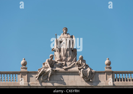 Statues décorant le haut de l'édifice du parlement de la Suède dans la ville de Stockholm Banque D'Images