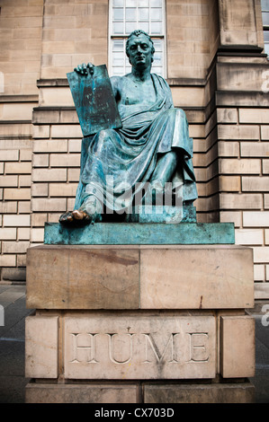 Edimbourg est la 2ème ville la plus visitée du Royaume-Uni après Londres. Célèbre pour son Festival et le vieux centre avec le château. Banque D'Images