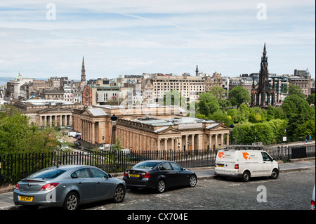 Edimbourg est la 2ème ville la plus visitée du Royaume-Uni après Londres. Célèbre pour son Festival et le vieux centre avec le château. Banque D'Images