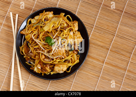 Chow mein au poulet un plat oriental populaires disponibles à restaurants chinois Banque D'Images