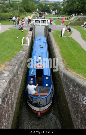 Un bateau étroit bleu la négociation de foxton locks leicestershire angleterre uk Banque D'Images