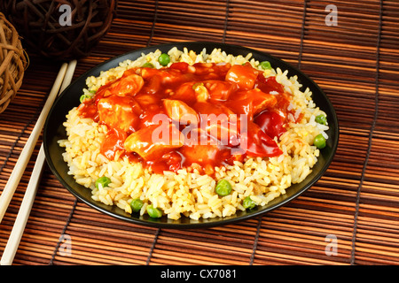 Poulet aigre-doux avec du riz frit - cuisine chinoise populaire Banque D'Images