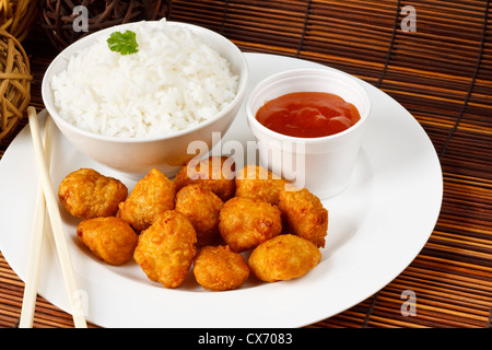 Côtelettes de porc battues avec des boules de riz bouilli Banque D'Images
