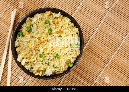 Bol de riz frit à l'oeuf une excellente cuisine chinoise avec commande latérale Banque D'Images