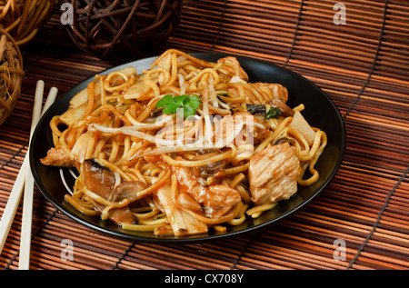 Chow mein au poulet une nourriture chinoise populaire disponible à emporter Banque D'Images