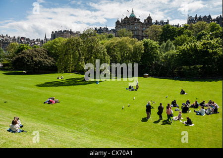 Edimbourg est la 2ème ville la plus visitée du Royaume-Uni après Londres. Célèbre pour son Festival et le vieux centre avec le château. Banque D'Images