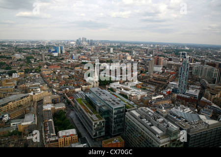 Une vue plongeante sur de Spitalfields et plus à l'Est, vers Whitechapel et Canary Wharf, London, UK Banque D'Images
