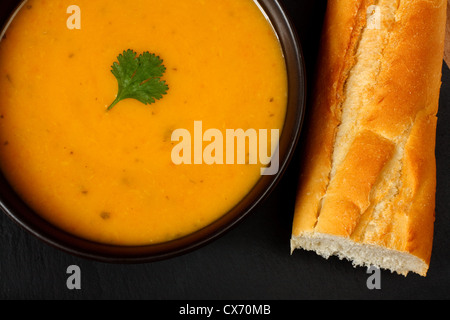 Soupe de carottes et coriandre avec du pain stick Banque D'Images