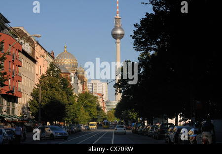 La rue Oranienburger Strasse avec nouvelle synagogue, Fernsehturm, la tour de télévision de Berlin, Mitte, Berlin, Allemagne. Banque D'Images