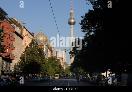 La rue Oranienburger Strasse avec nouvelle synagogue, Fernsehturm, la tour de télévision de Berlin, Mitte, Berlin, Allemagne. Banque D'Images