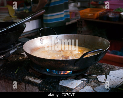 La nourriture cambodgienne en préparation dans un wok dans un restaurant cuisine de marché Kandal à Phnom Penh Banque D'Images