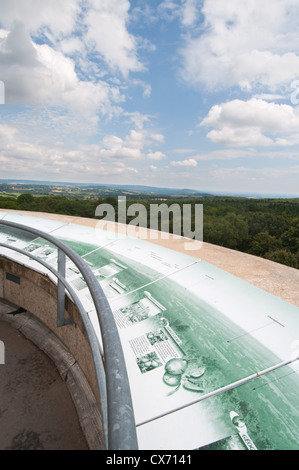 Vue depuis le sommet du mont des Avaloirs tour d'observation, Mayenne, Pays de la Loire, France. L'Europe. Banque D'Images