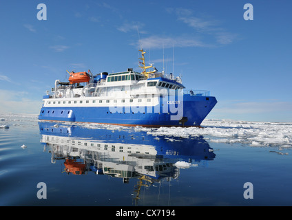 Le MS Quest bateau de croisière dans les eaux glacées au large de Spitsbergen, Svalbard. Banque D'Images