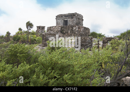 Vue de dessus du Temple du dieu du vent dans la région de Quintana Roo avec vue sur la mer des Caraïbes, Riviera Maya, Mexique - sept merveilles du monde Banque D'Images