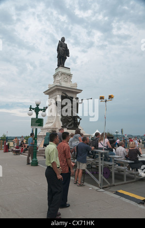 Les gens célébrant le 400e anniversaire de Québec, en face de la statue de Samuel de Champlain, Québec, Canada Banque D'Images