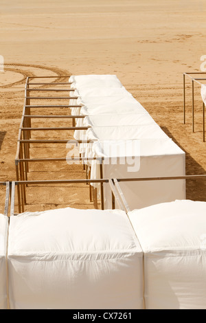 Des rangées de tentes de plage sur la plage des Sables-d'Olonne, Vendée, Pays de la Loire, France, Europe. Banque D'Images