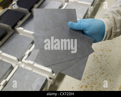 Main tenant 200 microns d'épaisseur des plaques de silicium polycristallin qui sera utilisé pour la production de cellules solaires. Banque D'Images