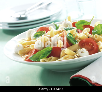 Salade de nouilles (insalata caprese di pasta alla Caprese) Banque D'Images