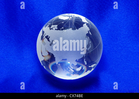 Planète parfaite crystal ball globe isolated sur bleu Banque D'Images