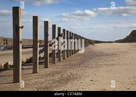 Épis écrasés par l'énergie des vagues de la côte de la mer du Nord Norfolk Happisburgh UK Septembre Banque D'Images