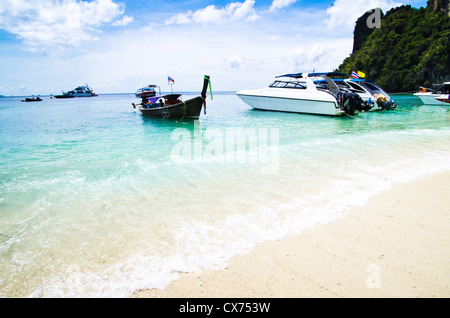 Bateau de vitesse en mer tropicale Banque D'Images