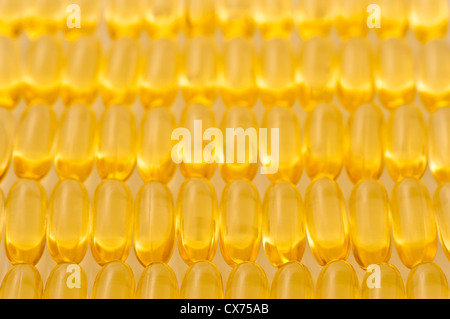 Suppléments de GÉLULES MOLLES D'HUILE DE POISSON OMEGA 3 pour la santé et la fonction cérébrale Banque D'Images