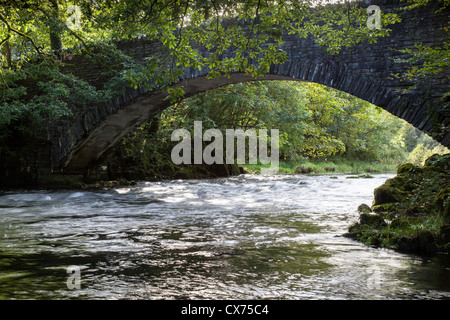 La rivière Brathay coule sous le pont de l'Église, Brathay Brathay, près de Ambleside, Lake District, Cumbria Banque D'Images