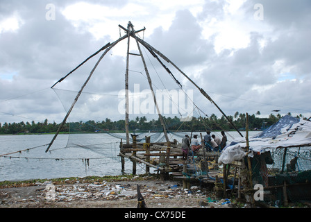 Filets de pêche chinois dans le port de Cochin Banque D'Images