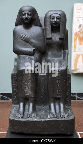 Statue groupe du prêtre égyptien Ahmes et sa mère, Baket-re. Diorite. C.1490-1400 BC. 18ème dynastie. Nouvel Empire. Banque D'Images