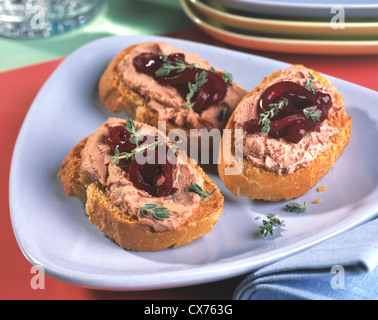 Crostini avec saucisson et salade d'oignons rouges Banque D'Images
