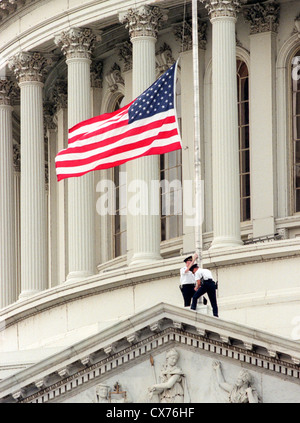 Capitole descendre le drapeau à Berne à la suite d'une fusillade qui a fait deux morts le 24 juillet 1998 à Washington, DC. Deux Capitole policiers ont été tués dans l'incident, une personne blessée et les tireurs isolés a été blessé et arrêté. Banque D'Images
