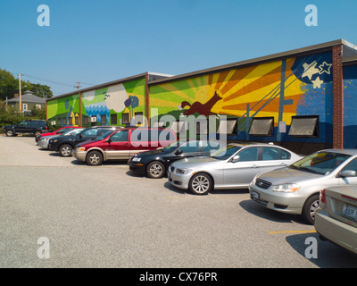 Peinture murale sur le côté d'un bâtiment scolaire Banque D'Images