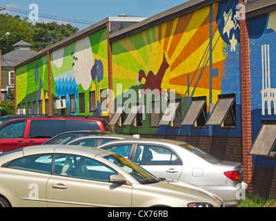 Peinture murale sur le côté d'un bâtiment scolaire Banque D'Images