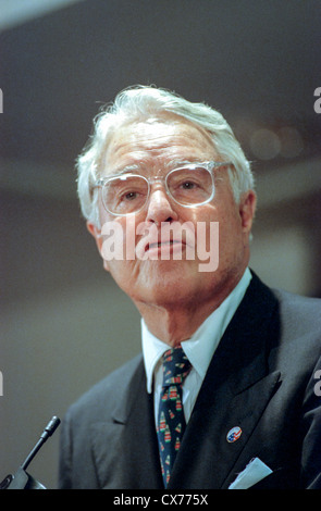 Sargent Shriver, premier directeur du Corps de la paix prend la parole à l'inauguration du nouveau siège du Corps de la paix, le 15 septembre 1998 à Washington, DC. Banque D'Images