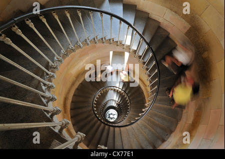 Escalade Les touristes en colimaçon à l'intérieur du phare Le phare des baleines sur l'île Ile de Ré, Charente-Maritime, France Banque D'Images