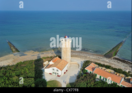 Vue sur la vieille tour Vauban à partir du nouveau Phare Phare des Baleines sur l'île Ile de Ré, Charente-Maritime, France Banque D'Images