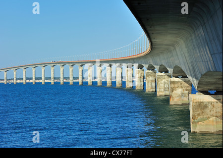 L'Île de Ré bridge / Pont de l'île de Ré à La Rochelle à l'île de Ré, Charente-Maritime, Poitou-Charentes, France Banque D'Images