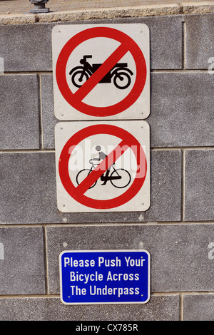 Veuillez appuyer sur vélo à passage sous-sign Banque D'Images