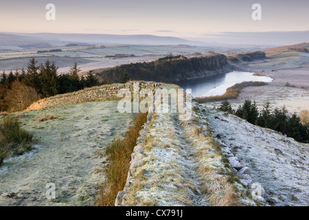 Mur d'Hadrien à Hotbank Crags à vers Crag Lough dans le Parc National de Northumberland, Angleterre Banque D'Images