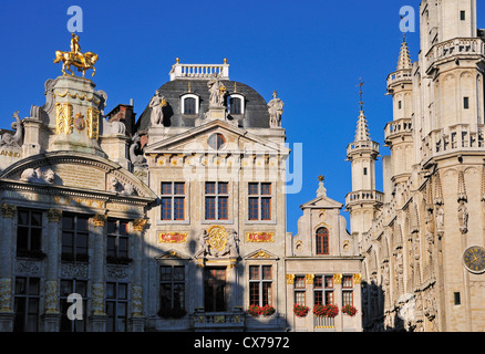 Bruxelles, Belgique. La Grand Place. Maison des Brasseurs (à gauche) et l'hôtel de ville (à droite) Banque D'Images