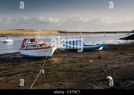 Y compris les bateaux de pêche traditionnels sont un coble amarré sur les rives de la rivière Coquet à l'Amblève, de la côte de Northumberland Banque D'Images