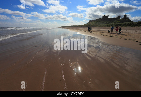 Marchettes pour profiter de la plage au château de Bamburgh Northumberland, sur un matin d'été. Banque D'Images