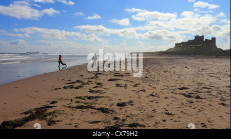 Marchettes pour profiter de la plage au château de Bamburgh Northumberland, sur un matin d'été. Banque D'Images