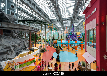 Vue sur Nickelodeon Universe parc d'attractions intérieur dans le centre commercial Mall of America, Minneapolis, Minneapolis, Minnesota, USA Banque D'Images