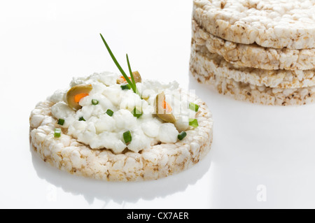 Gâteau de riz ronde garnie de fromage cottage Banque D'Images